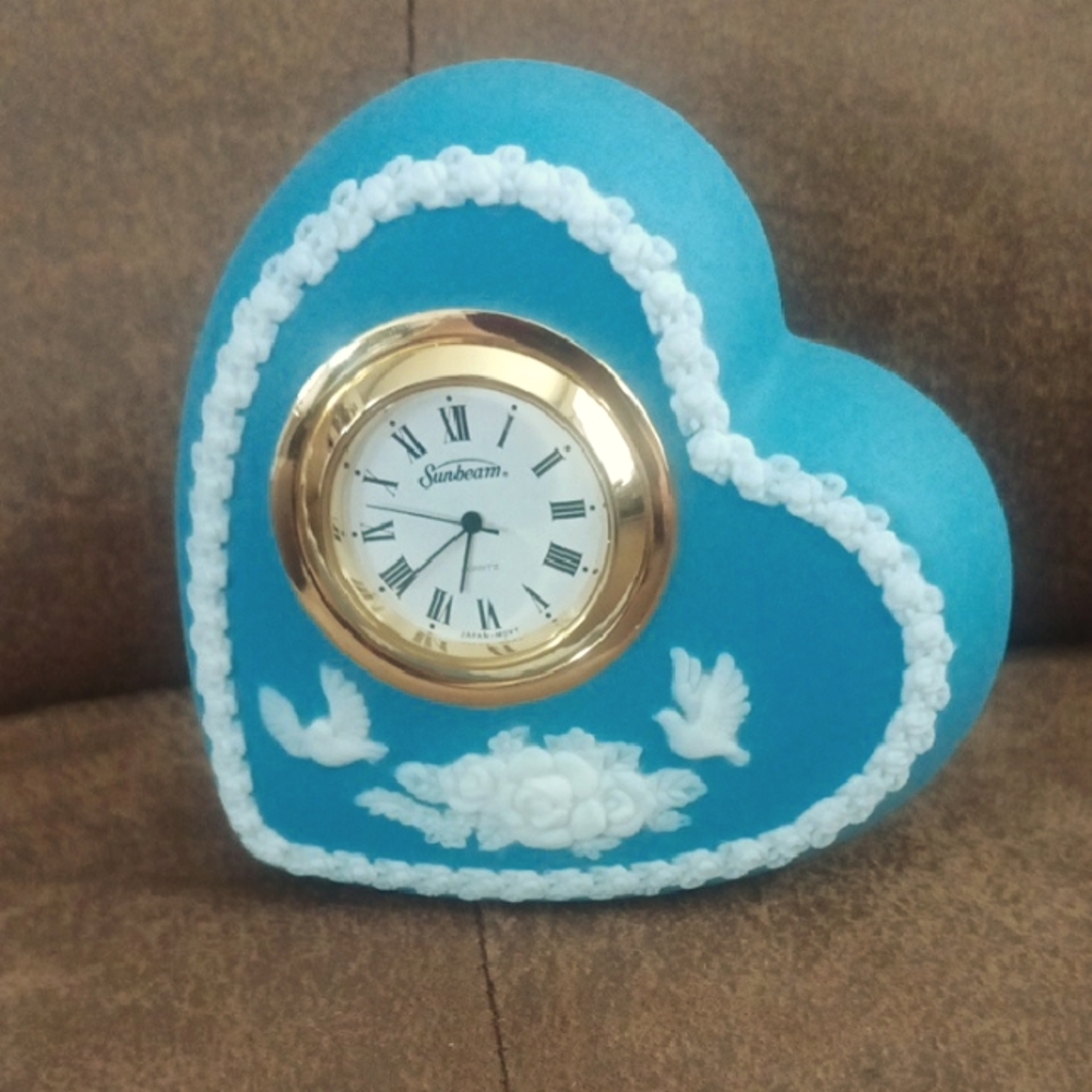 Wedgwood-type Heart With Birds And Quartz Movement Sunbeam Mantle Clock